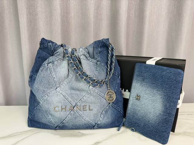 小香 Chanel23Bag丹宁牛仔 太美了 丹宁牛仔面料比牛皮更加时尚和个性化,更显懒慵更青春,完全不挑身高且百搭,水洗牛仔的渐变色效果好看又耐磨,牛仔垃圾袋 小香 Chanel23Bag丹宁牛仔 太美了 丹宁牛仔面料比牛皮更加时尚和个性化,更显懒慵更青春,完全不挑身高且百搭,水洗牛仔的渐变色效果好看又耐磨,牛仔垃圾袋