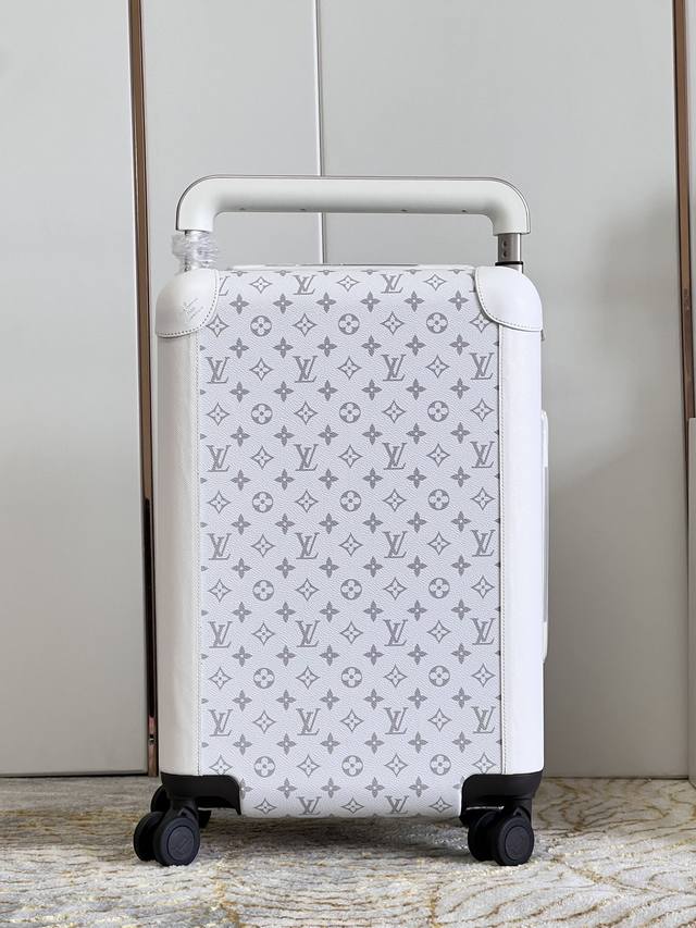 独家实拍 白花拉杆箱 K632 全新 Horizon 拉杆箱以个性创意革新路易威登的传奇经典，为标志性 Monogram 帆布点缀旅行贴饰，追溯品牌传统行李箱的