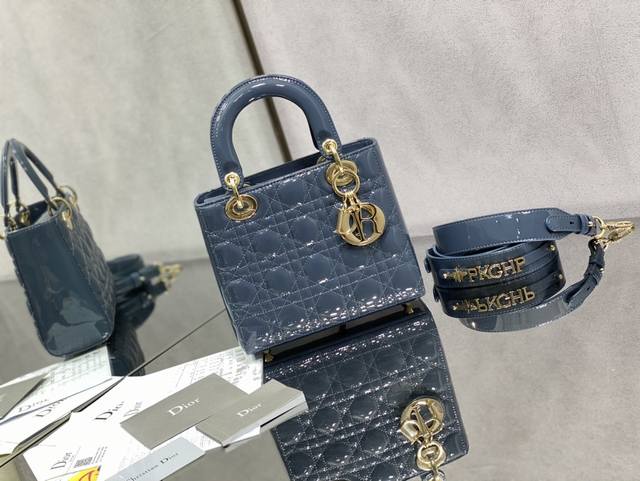 Lady四格漆皮字母肩带丹宁蓝现货 小伙伴们心心念念的Lady漆皮终于出四格了,这个大小介于三格和五格之间,既实用又精致,漆皮又比绵羊皮耐用多了,上身又亮眼夺目 Lady四格漆皮字母肩带丹宁蓝现货 小伙伴们心心念念的Lady漆皮终于出四格了,这个大小介于三格和五格之间,既实用又精致,漆皮又比绵羊皮耐用多了,上身又亮眼夺目