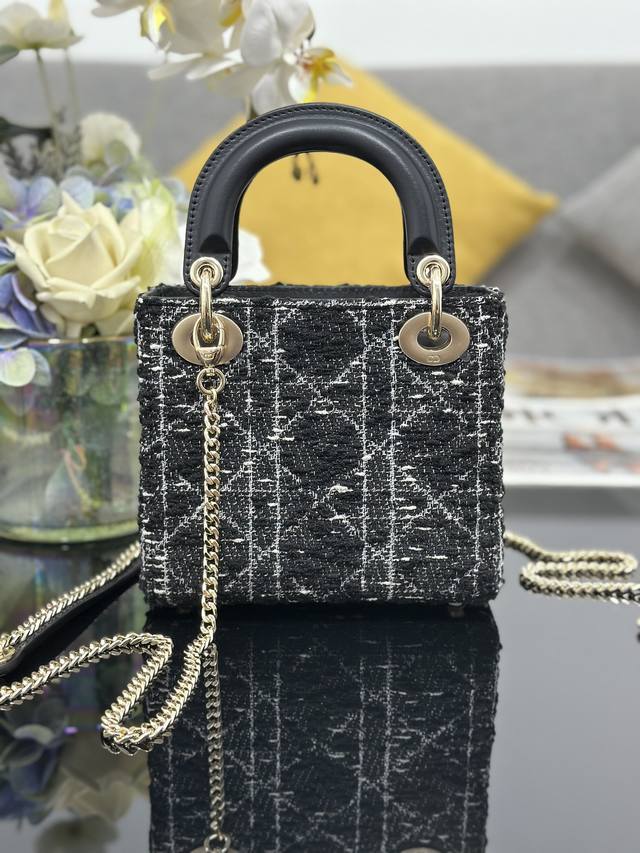 Lady Dior 三格粗花呢黑色，采用粗花呢面料精心制作，时髦典雅的设计经久不衰。通体饰以同色调迷你珠饰藤格纹图案刺绣，搭配浅金色饰面金属 D.I.O.R.