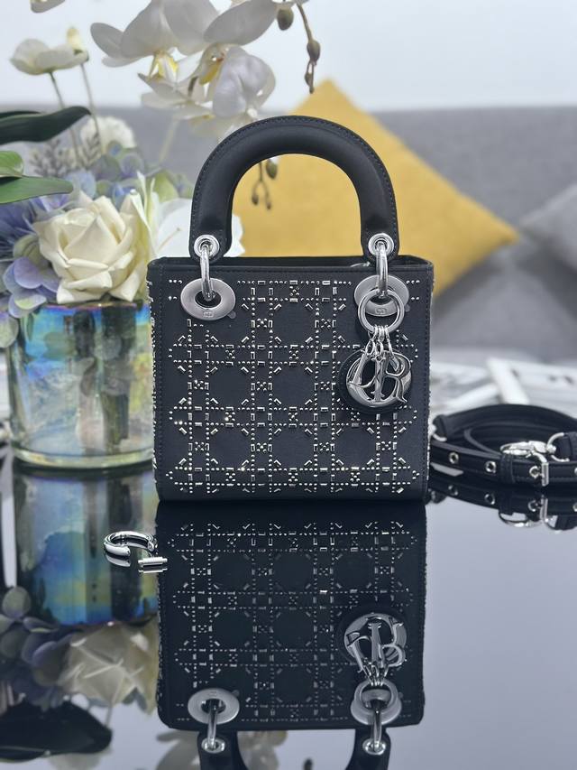 Lady Dior 三格烫钻黑色、缎面藤格纹仿水晶，结合精致端庄的气质与时髦现代的风范，是经久不衰的经典单品。缎面点缀有仿水晶刺绣，可与晚装搭配，彰显高雅的魅力