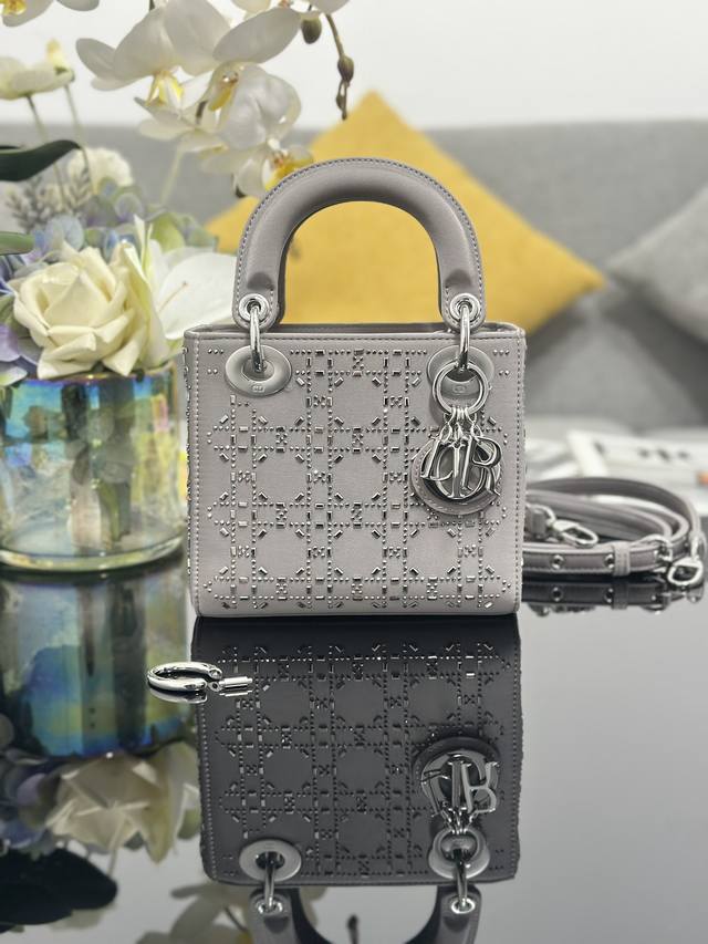 Lady Dior 三格烫钻灰色、缎面藤格纹仿水晶，结合精致端庄的气质与时髦现代的风范，是经久不衰的经典单品。缎面点缀有仿水晶刺绣，可与晚装搭配，彰显高雅的魅力