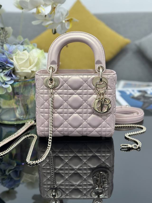 Lady Dior 三格珠光粉色，经典款戴妃包手袋集中体现了 Dior 对典雅和美丽的深刻洞见。精心制作，以藤格纹缉面线打造醒目的绗缝细节，高雅经典的设计经久不