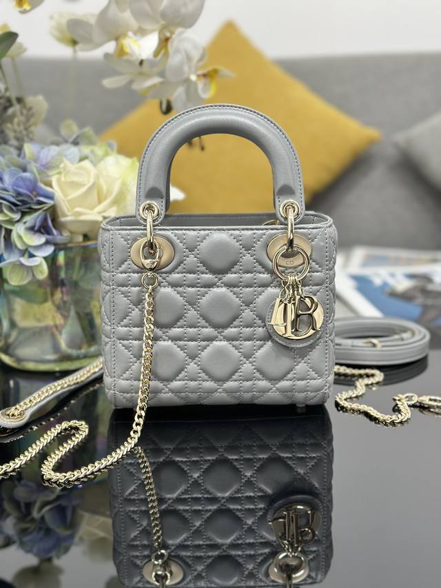 Lady Dior 三格珠光灰色,经典款戴妃包手袋集中体现了 Dior 对典雅和美丽的深刻洞见。精心制作,以藤格纹缉面线打造醒目的绗缝细节,高雅经典的设计经久不 Lady Dior 三格珠光灰色,经典款戴妃包手袋集中体现了 Dior 对典雅和美丽的深刻洞见。精心制作,以藤格纹缉面线打造醒目的绗缝细节,高雅经典的设计经久不