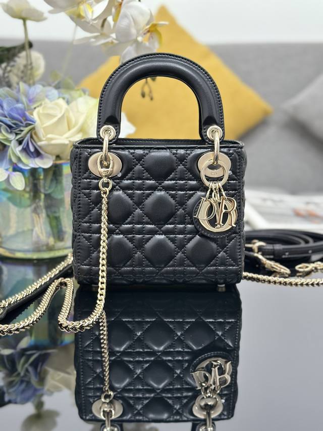 Lady Dior 三格羊皮戴妃包手袋集中体现了 Dior 对典雅和美丽的深刻洞见。精心制作，以藤格纹缉面线打造醒目的绗缝细节，高雅经典的设计经久不衰。饰面金属