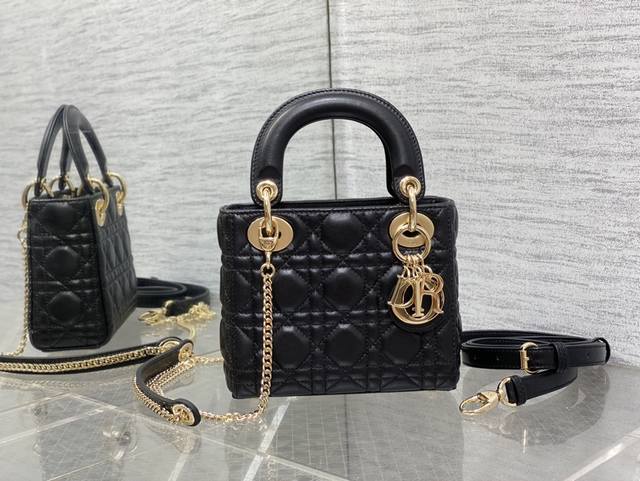 Classic Lady戴妃包，人手一个必备的三格小包。迷人优雅又气场十足，斜挎手拎也是女人味十足，经典时尚风格。Ins和众多时尚Icon都人手一个的美包，别错