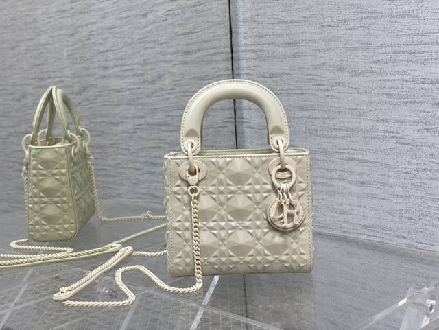 现货 三格雾面系列哑光白，全新的钻石菱格，高品质的牛皮压纹，搭配哑光五金，可咸可甜，既休闲又优雅，本季度最独特的三格Lady，酷女孩专属包 Size:17Cm