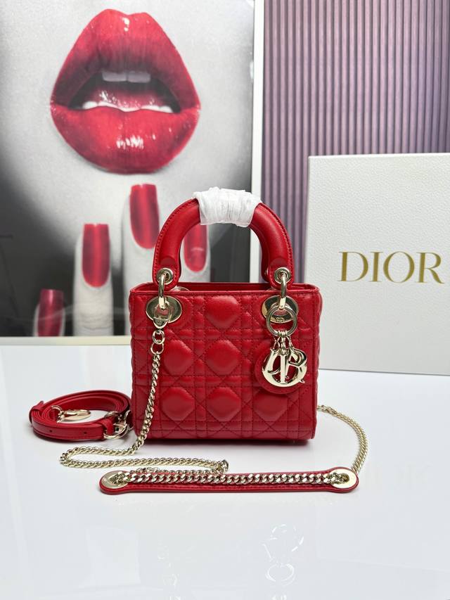 三格樱桃红羊皮金扣 这款 Lady 手袋集中体现了对典雅和美丽的深刻洞见。 时髦而柔美,经久不衰而不失现代时尚。 来自 Dioramour系列, 标志性的经典藤 三格樱桃红羊皮金扣 这款 Lady 手袋集中体现了对典雅和美丽的深刻洞见。 时髦而柔美,经久不衰而不失现代时尚。 来自 Dioramour系列, 标志性的经典藤