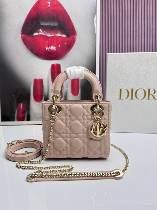 三格浅粉羊皮金扣 这款 Lady 手袋集中体现了对典雅和美丽的深刻洞见。 时髦而柔美，经久不衰而不失现代时尚。 来自 Dioramour系列， 标志性的经典藤格