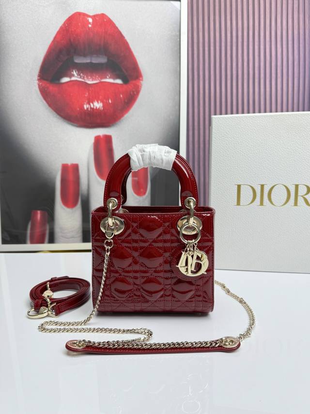 三格樱桃红柒皮金扣 这款 Lady 手袋集中体现了对典雅和美丽的深刻洞见。 时髦而柔美,经久不衰而不失现代时尚。 来自 Dioramour系列, 标志性的经典藤 三格樱桃红柒皮金扣 这款 Lady 手袋集中体现了对典雅和美丽的深刻洞见。 时髦而柔美,经久不衰而不失现代时尚。 来自 Dioramour系列, 标志性的经典藤