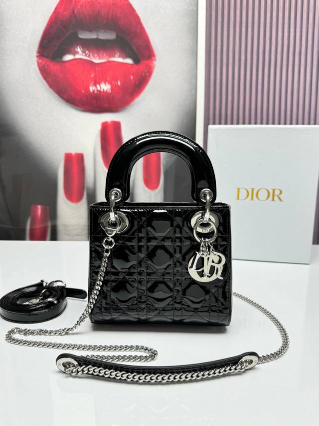 三格黑色柒皮银扣 这款 Lady 手袋集中体现了对典雅和美丽的深刻洞见。 时髦而柔美,经久不衰而不失现代时尚。 来自 Dioramour系列, 标志性的经典藤格 三格黑色柒皮银扣 这款 Lady 手袋集中体现了对典雅和美丽的深刻洞见。 时髦而柔美,经久不衰而不失现代时尚。 来自 Dioramour系列, 标志性的经典藤格