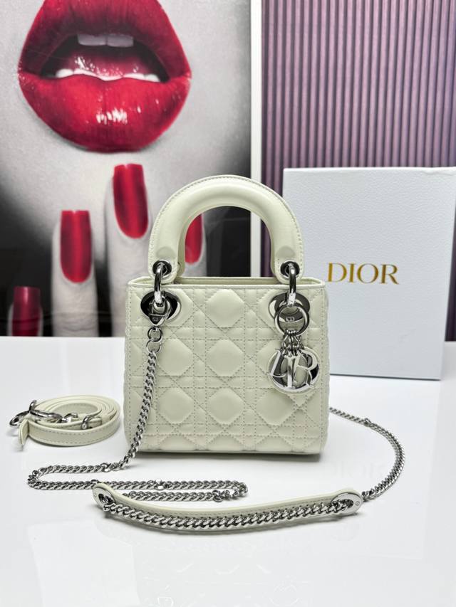 三格白色羊皮银扣 这款 Lady 手袋集中体现了对典雅和美丽的深刻洞见。 时髦而柔美,经久不衰而不失现代时尚。 来自 Dioramour系列, 标志性的经典藤格 三格白色羊皮银扣 这款 Lady 手袋集中体现了对典雅和美丽的深刻洞见。 时髦而柔美,经久不衰而不失现代时尚。 来自 Dioramour系列, 标志性的经典藤格