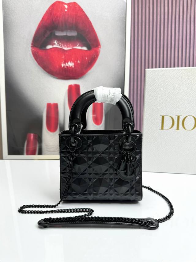 三格钻石纹黑色 三格雾面系列哑光黑色，全新的钻石菱格，高品质的牛皮压纹，搭配哑光五金，可咸可甜，既休闲又优雅，本季度最独特的三格Lady，酷女孩专属包 Size