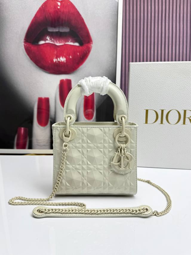 三格钻石纹白色 三格雾面系列哑光白，全新的钻石菱格，高品质的牛皮压纹，搭配哑光五金，可咸可甜，既休闲又优雅，本季度最独特的三格Lady，酷女孩专属包 Size: