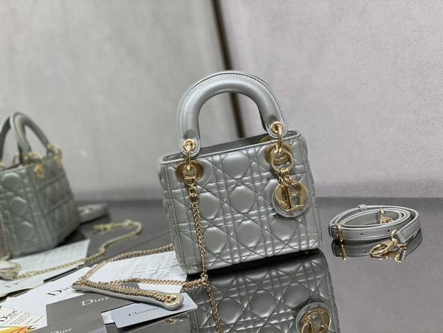 Lady 三格珠光灰羊金现货 春夏小清新，配有双肩带，可以随心搭配，里布采用进口高织版棉布，针织出来的凹凸效果大家有目共睹。关于皮料，不是所有的羊皮手感皮质都是