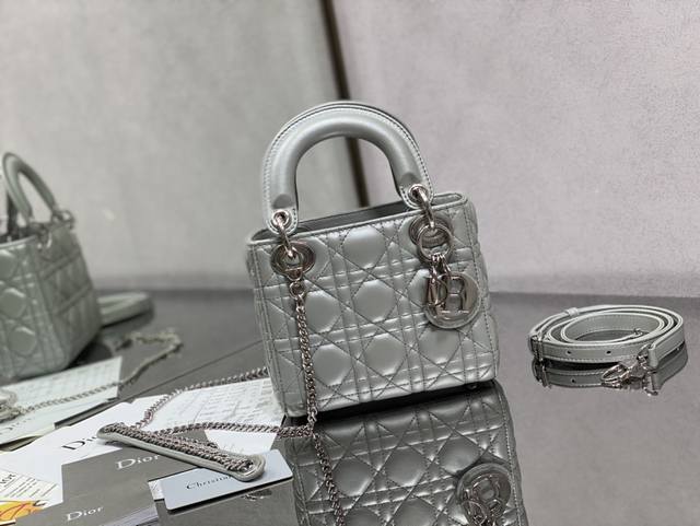 Lady 三格珠光灰羊银现货 春夏小清新，配有双肩带，可以随心搭配，里布采用进口高织版棉布，针织出来的凹凸效果大家有目共睹。关于皮料，不是所有的羊皮手感皮质都是