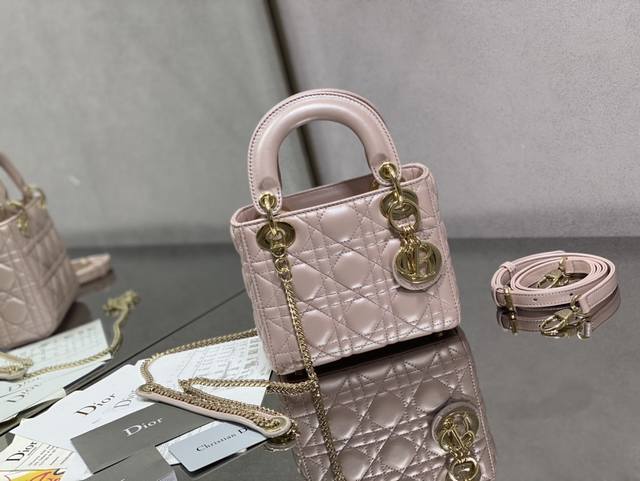 Lady 三格珠光粉羊金现货 春夏小清新，配有双肩带，可以随心搭配，里布采用进口高织版棉布，针织出来的凹凸效果大家有目共睹。关于皮料，不是所有的羊皮手感皮质都是