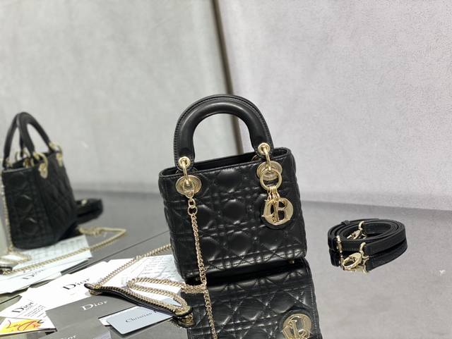 Lady 三格克羊金现货 春夏小清新，配有双肩带，可以随心搭配，里布采用进口高织版棉布，针织出来的凹凸效果大家有目共睹。关于皮料，不是所有的羊皮手感皮质都是一样