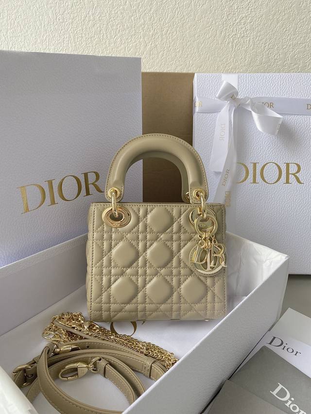 奶茶色 羊皮三格 谁能拒绝这只刚出的新颜色啊 救命，真的太温柔了！很显气质 淡淡的色调，看着心情就很好 比去年的奶茶色要深，偏灰调些 进口原厂羊皮 6603 1