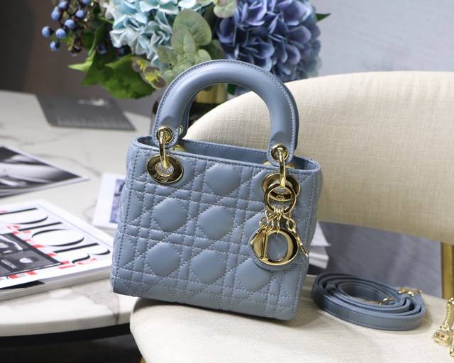 雾霾蓝 Lady Di0R Mini 3格雾霾蓝 Mini 原单 进口小羊皮 三格小迷你 配备双链条 一条经典可调节肩带 一条金属链条肩带，实在太美了链条长12