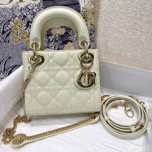 三格漆皮最新牛奶白 Classic Lady戴妃包漆皮,人手一个必备的三格小包。迷人优雅又气场十足,斜挎手拎也是女人味十足,经典时尚风格。Ins和众多时尚Ico 三格漆皮最新牛奶白 Classic Lady戴妃包漆皮,人手一个必备的三格小包。迷人优雅又气场十足,斜挎手拎也是女人味十足,经典时尚风格。Ins和众多时尚Ico