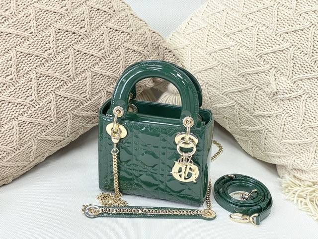 Dior 升级版三格戴妃 细节图 翻盖开合 ：墨绿漆金 ：17×7×15Cm