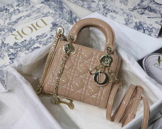 粉色 Lady Di0R Mini 3格 Mini 原单 进口牛漆皮 三格小迷你 配备双链条 一条经典可调节肩带 一条金属链条肩带,实在太美了链条长120Cm尺 粉色 Lady Di0R Mini 3格 Mini 原单 进口牛漆皮 三格小迷你 配备双链条 一条经典可调节肩带 一条金属链条肩带,实在太美了链条长120Cm尺