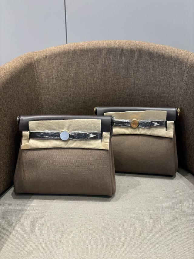 半手工 现货 高版本 Mini Herbag 断货王 2025黑马 进口帆布 进口树膏皮 全钢五金 随手拍摄 大象灰拼乌木色