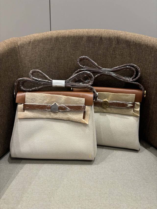 半手工 现货 高版本 Mini Herbag 断货王 2025黑马 进口帆布 进口树膏皮 全钢五金 随手拍摄 米白布拼金棕皮 半手工 现货 高版本 Mini Herbag 断货王 2025黑马 进口帆布 进口树膏皮 全钢五金 随手拍摄 米白布拼金棕皮