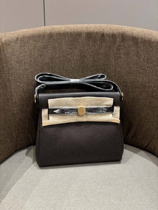 半手工 现货 高版本 Mini Herbag 断货王 2025黑马 进口帆布 进口树膏皮 全钢五金 随手拍摄 乌木色拼黑皮