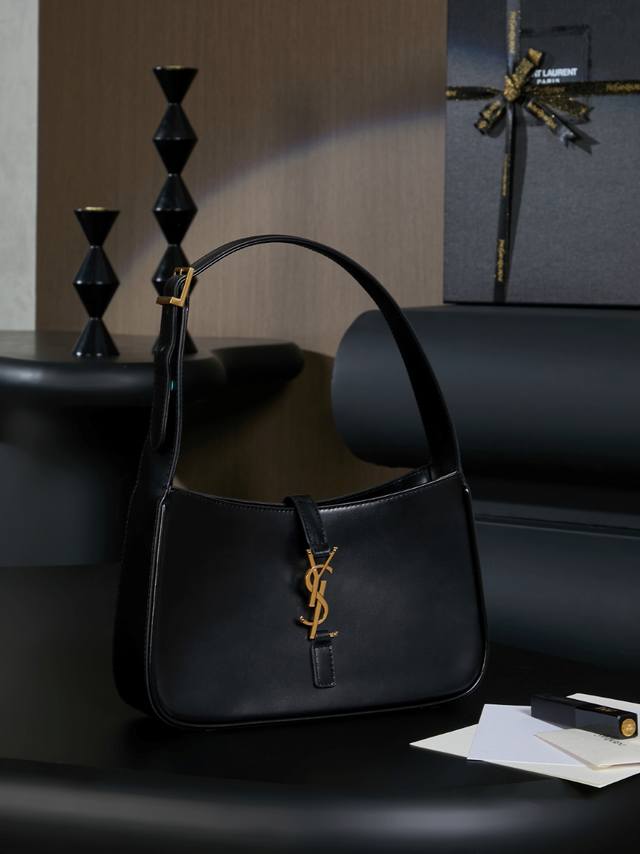 原厂皮全套原版包装 今年火到爆炸的腋下包Y家虽迟但到 当时一看到，就觉得这个名字好特别，灵感来源于小众电影 CléO From 5 To 7 ，讲述的是下班后和