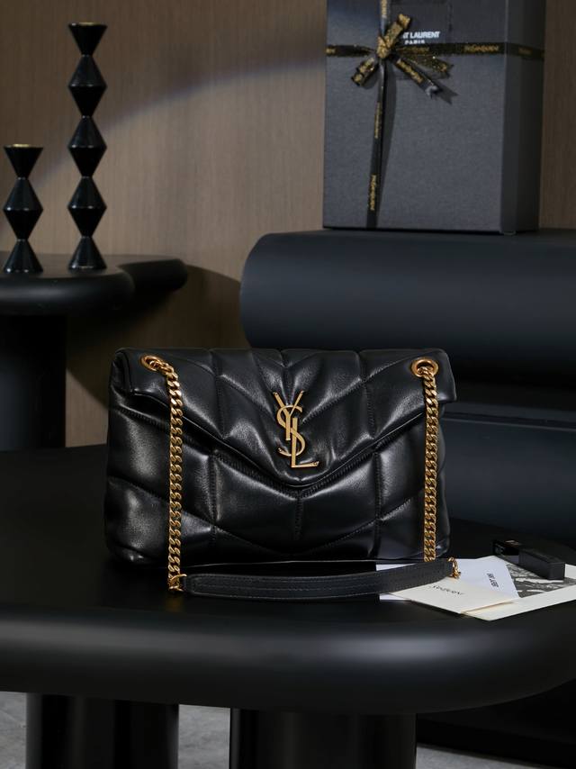 原厂皮全套原版包装 29Cm黑色金扣 Loulou Puffer 绗缝小羊皮包，100%小羊皮制作，手感柔软细腻，犹如怀抱云朵般的感受；经典的Y家Logo、链条