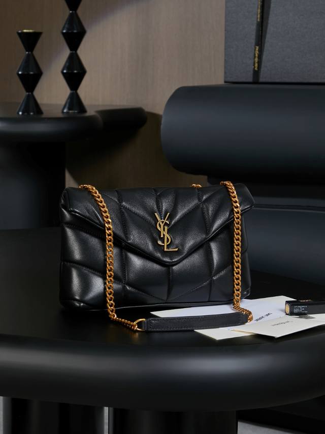 原厂皮全套原版包装 23Cm黑色金扣 Loulou Puffer 绗缝小羊皮包，100%小羊皮制作，手感柔软细腻，犹如怀抱云朵般的感受；经典的Y家Logo、链条