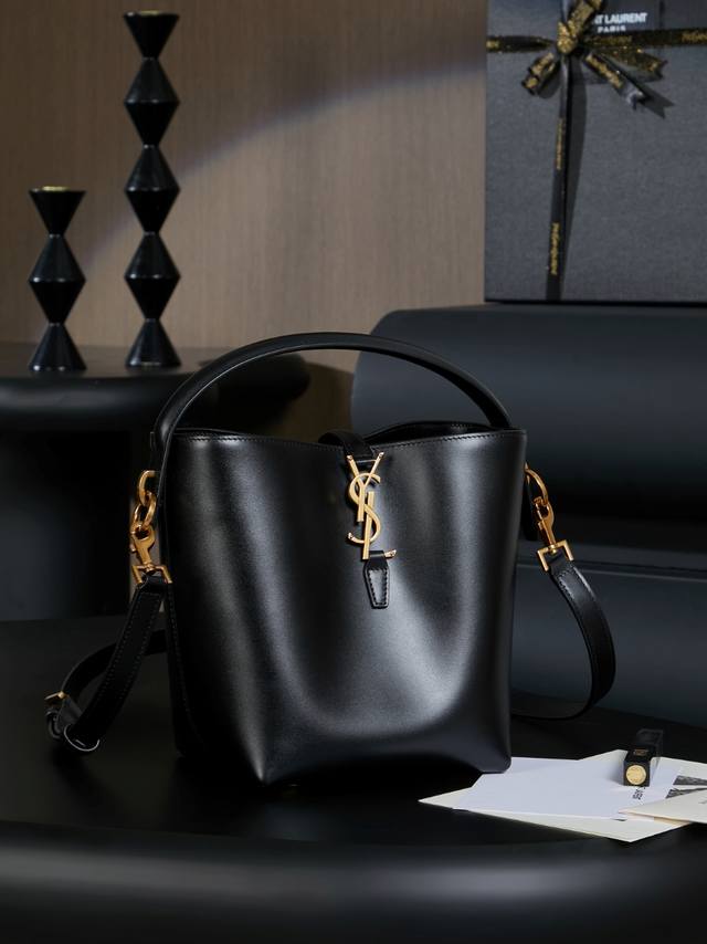 原厂皮全套原版包装 精品专供 新款Le 5A7系列之小号水桶包，黑色超好看水桶包带手提_全新新款包型，采用意大利小牛皮，包身轮廓简洁、立体，看上去硬挺又不会太凌