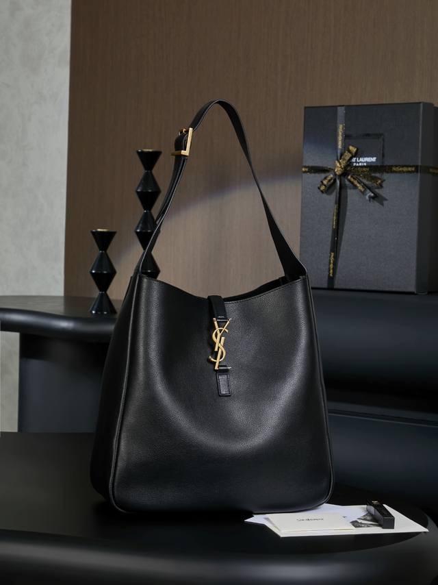 原厂皮全套原版包装 Ysl Soft Hobo 大号 继 5 7 腋下包之后又一款王炸专柜官网更是一包难求它的设计承袭了非常流行Hobo包型，拥有超完美的尺寸，