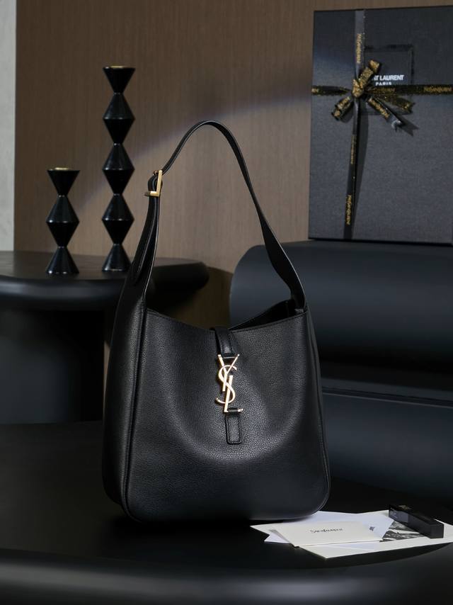 原厂皮全套原版包装 Rose秋冬新款,韩国明星同款Hobo今年火到爆炸的腋下包Y家虽迟但到!!包包身轮廓简洁、立体,看上去硬挺却不会太凌厉。搭配上品牌标志性的插 原厂皮全套原版包装 Rose秋冬新款,韩国明星同款Hobo今年火到爆炸的腋下包Y家虽迟但到!!包包身轮廓简洁、立体,看上去硬挺却不会太凌厉。搭配上品牌标志性的插