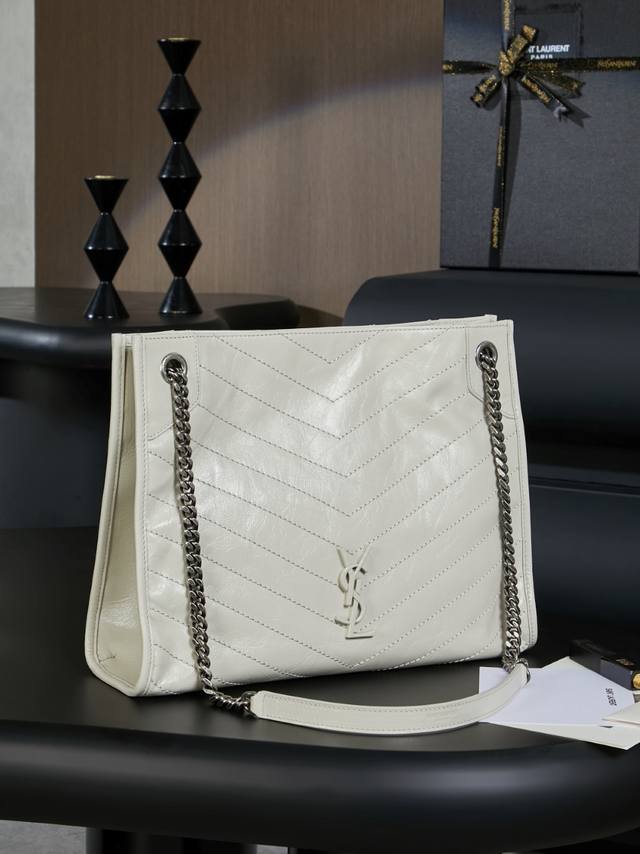 原厂皮全套原版包装 精品专供 白色银链 _ 意大利进口抓皱油蜡牛皮，五金是全牛皮包裹，工艺十分精湛！包袋中间有磁吸扣，保障了包包使用的安全性；内里有一拉链隔层及