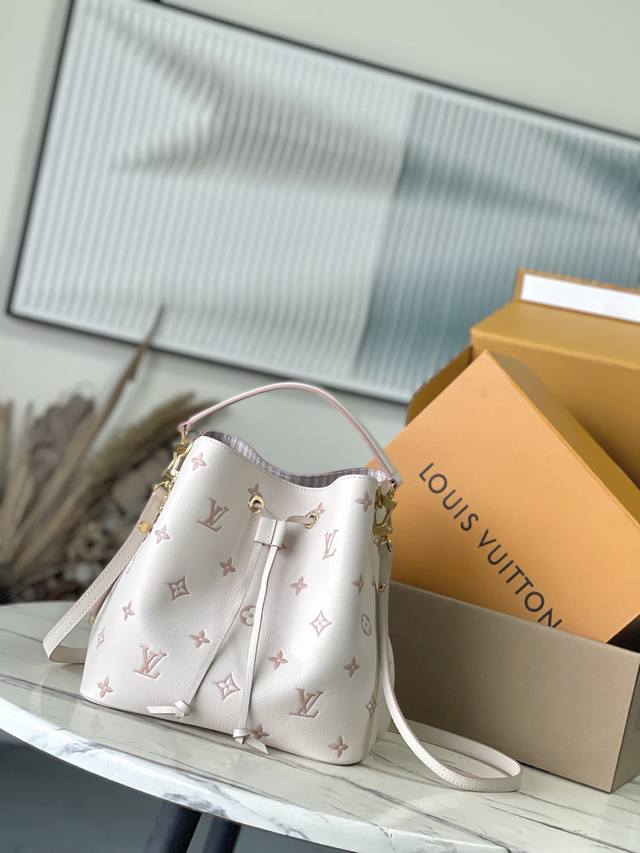 头层皮 顶级原单M14401 本款Neonoe中号手袋以经典Monogram Empreinte皮革演绎同色美学，借耀目链条装饰释放当季新意。齐整内里设有多重隔