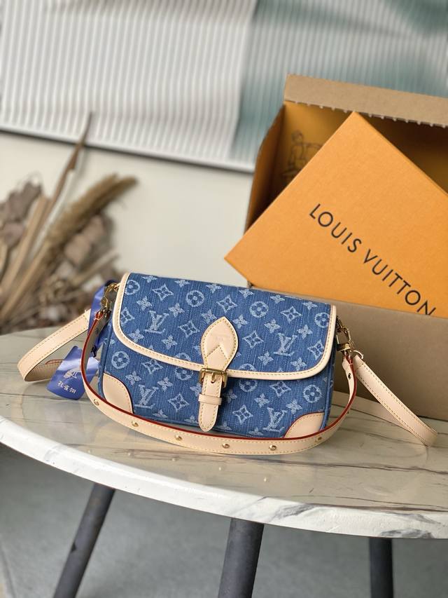 顶级原单M13070 本款Diane手袋为经典Monogram丹宁布点缀撞色牛皮革饰边和耀目金属件,以摩登笔触演绎新季意趣。拉链内袋可妥善收纳贵重物品,可拆卸皮 顶级原单M13070 本款Diane手袋为经典Monogram丹宁布点缀撞色牛皮革饰边和耀目金属件,以摩登笔触演绎新季意趣。拉链内袋可妥善收纳贵重物品,可拆卸皮