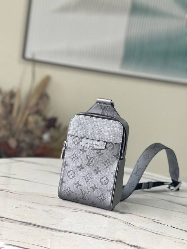 头层皮 顶级原单 M30833 Taigarama 系列 Outdoor 单肩包取材 Taga 皮革和 Monogram 帆布，令手机、钥匙、耳机和信用卡等轻松