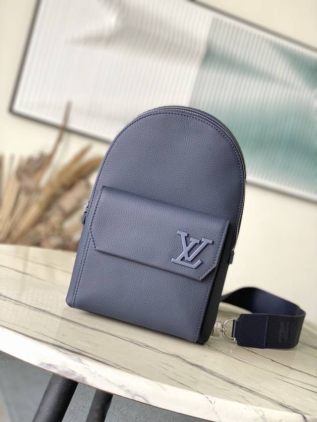 头层皮 顶级原单 M11601 蓝色 本款 Pilot Jm单肩包援引热门 Takeoff 双肩包设计，采用圆润构型、前翻盖以及 Lv Aerogram 系列的