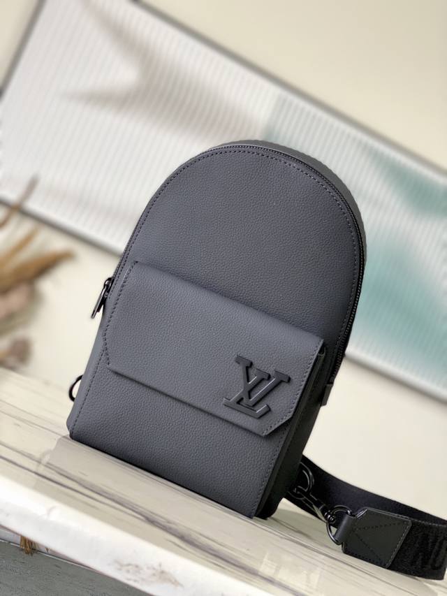 头层皮 顶级原单 M23736 黑色 克标扣全皮胸包系列 Zly Jm Hx Pilot Slingback 手袋 飞行员吊带包 灵感来源于备受喜爱的外卖背包，