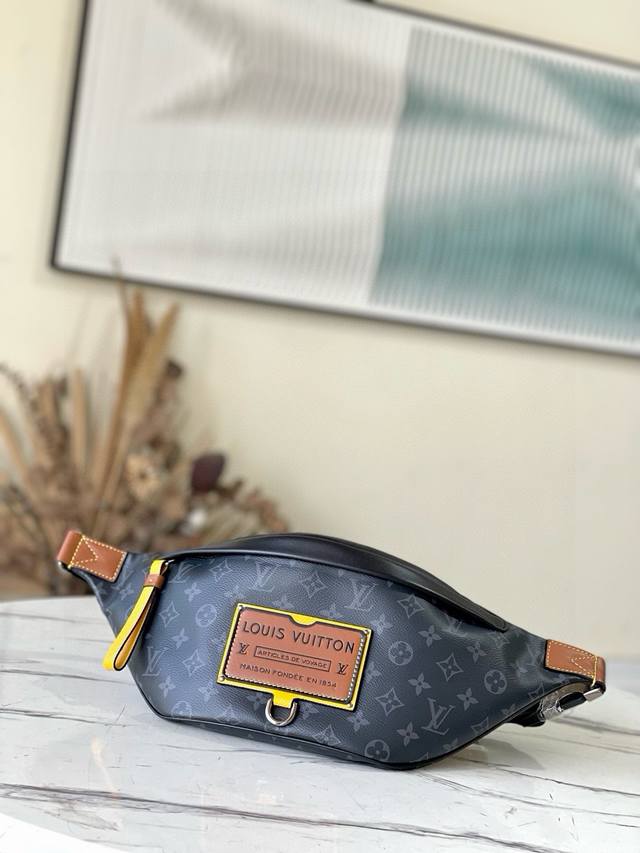 顶级原单 M45220 Bumbag老花腰包去年一推出就火爆全球的老花腰包 黑花黑色皮徽章男士腰包胸包的搭配就是百看不厌的Classic,酷似饺子外型可爱又时髦 顶级原单 M45220 Bumbag老花腰包去年一推出就火爆全球的老花腰包 黑花黑色皮徽章男士腰包胸包的搭配就是百看不厌的Classic,酷似饺子外型可爱又时髦