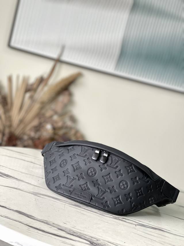 头层皮 顶级原单 M 36 本款Discovery腰包取材柔软Monogram Shadow压纹牛皮革，以复古笔触传递闲适个性。前后拉链袋便于存取手机、钥匙和卡