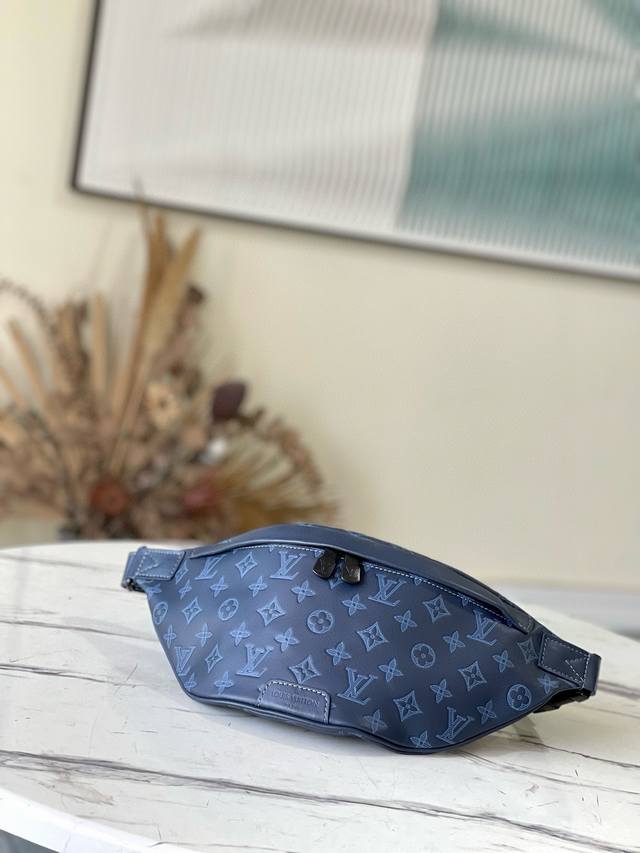 头层皮 顶级原单 M45729兰花新版此Discovery 腰包 由 Monogram Eclipse 帆布制成，兼具休闲时尚气质与现代功能性。造型符合人体工学