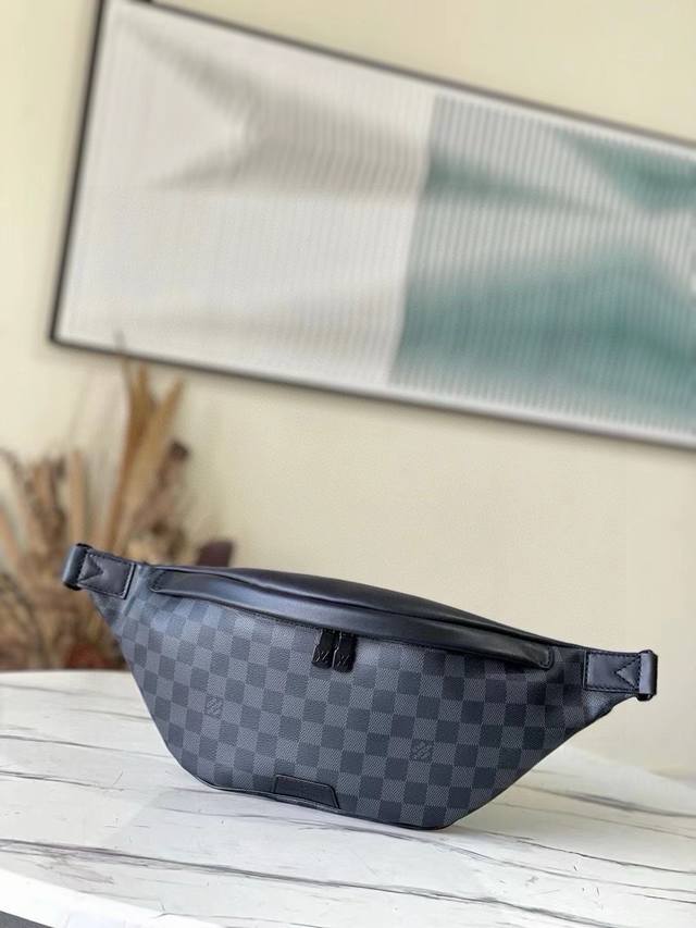 顶级原单 N40187 黑格Discovery 腰包 此款Discovery腰包采用柔软的Monogram Shadow压纹小牛皮制成,迷人的复古气息演绎休闲时 顶级原单 N40187 黑格Discovery 腰包 此款Discovery腰包采用柔软的Monogram Shadow压纹小牛皮制成,迷人的复古气息演绎休闲时