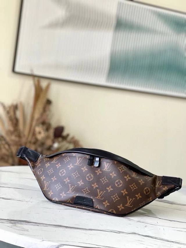 顶级原单 M44336老花Discovery 腰包 此款Discovery腰包采用柔软的Monogram Shadow压纹小牛皮制成，迷人的复古气息演绎休闲时尚