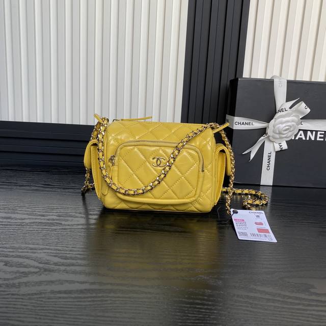 Chane124K 相机包 As5220高级感满分啦 值得推荐 小牛皮配金属链条 小巧精致的相机造型搭配上金色的点缀不仅增添了一丝俏皮感 也让整体更显浪漫优雅啦 Chane124K 相机包 As5220高级感满分啦 值得推荐 小牛皮配金属链条 小巧精致的相机造型搭配上金色的点缀不仅增添了一丝俏皮感 也让整体更显浪漫优雅啦