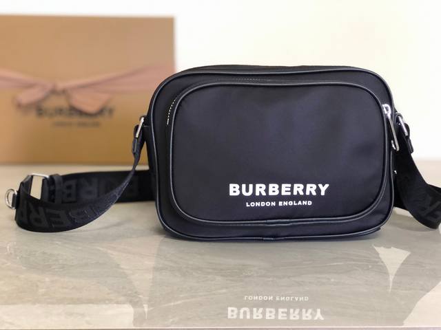 B家最新款斜背包，选用 Econyl 材质裁片打造，装饰品牌徽标印花，可调式网纹尼龙背带处搭配提花精纺的 Burberry 字母徽标。Econyl 是由再生的渔