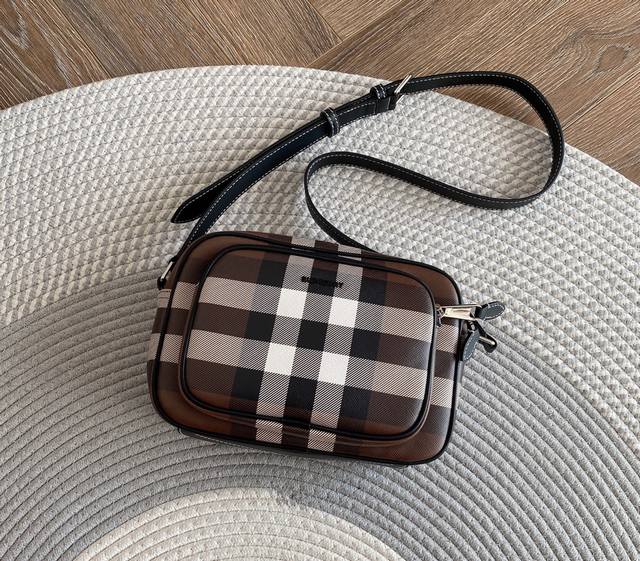 相比之前的帆布款相机包,Pvc料更有质感,跟真皮没区别,经典格纹百看不厌 相比之前的帆布款相机包,Pvc料更有质感,跟真皮没区别,经典格纹百看不厌